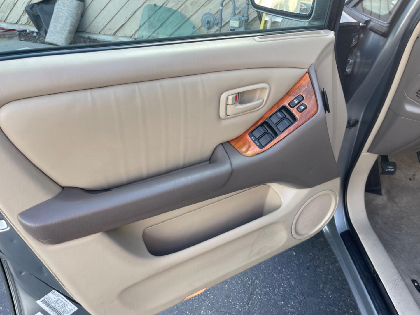 2000 Lexus RX 300 AWD (JT6HF10U4Y0) with an 3.0L V6 DOHC 24V engine, 4-Speed Automatic Overdrive transmission, located at 813 E Fairview Ave, Meridian , ID, 83642, (208) 336-8230, 43.618851, -116.384010 - Photo#6